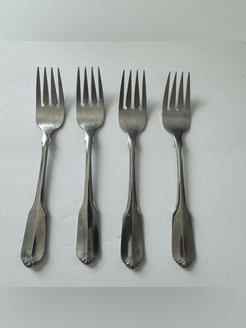 Oneida Silver-Tone Dinner Forks - Set‎ of 4